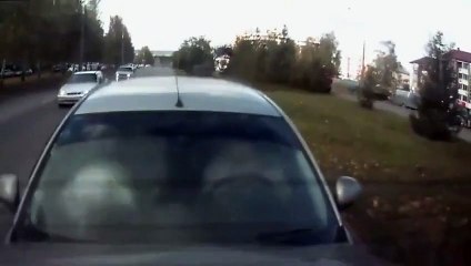 Une conductrice trop pressée double une camionnette