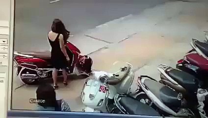 Clip mỹ nữ mặc váy bị giật túi xách, kéo lê trên đường Sài Gòn