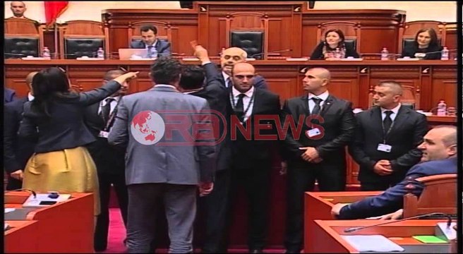 Deputetët PD para foltores ku fliste Rama, Meta ndërpreu seancën - Ora news - Lajmi i fundit