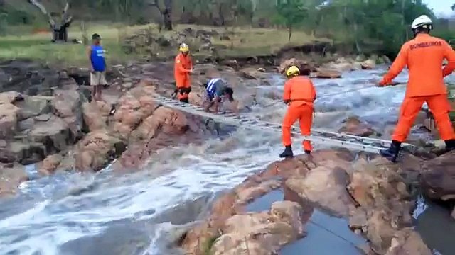 Veja imagens dos bombeiros no resgate de crianças ilhadas pela correnteza no Recanto das Emas