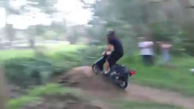 Ce taré saute un fossé enorme avec son scooter