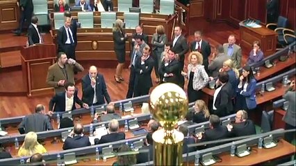 Vekiller Meclis Salonuna göz yaşartıcı gaz attı