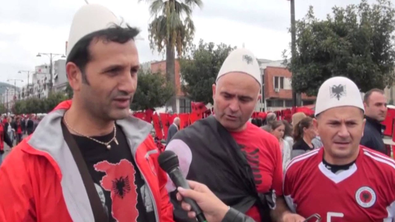 Ja emocionet dhe urimet e tifozëve për përballjen Shqipëri-Serbi