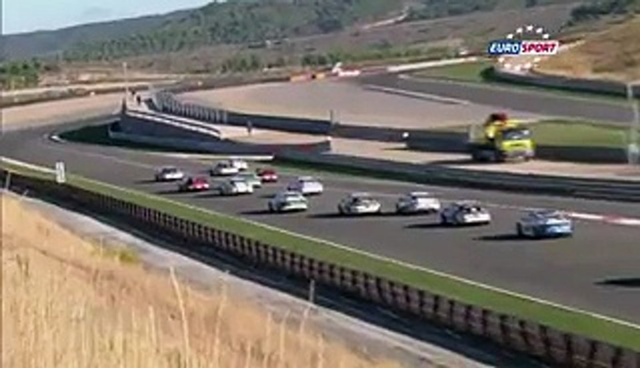 Une Porsche termine sur le toit d’une Porsche
