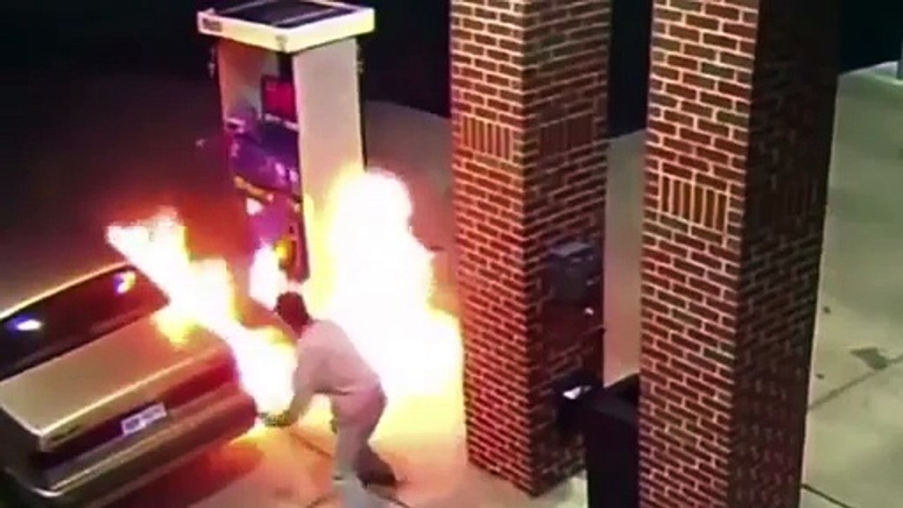 Il utilise son briquet pour tuer une araignée dans une station service