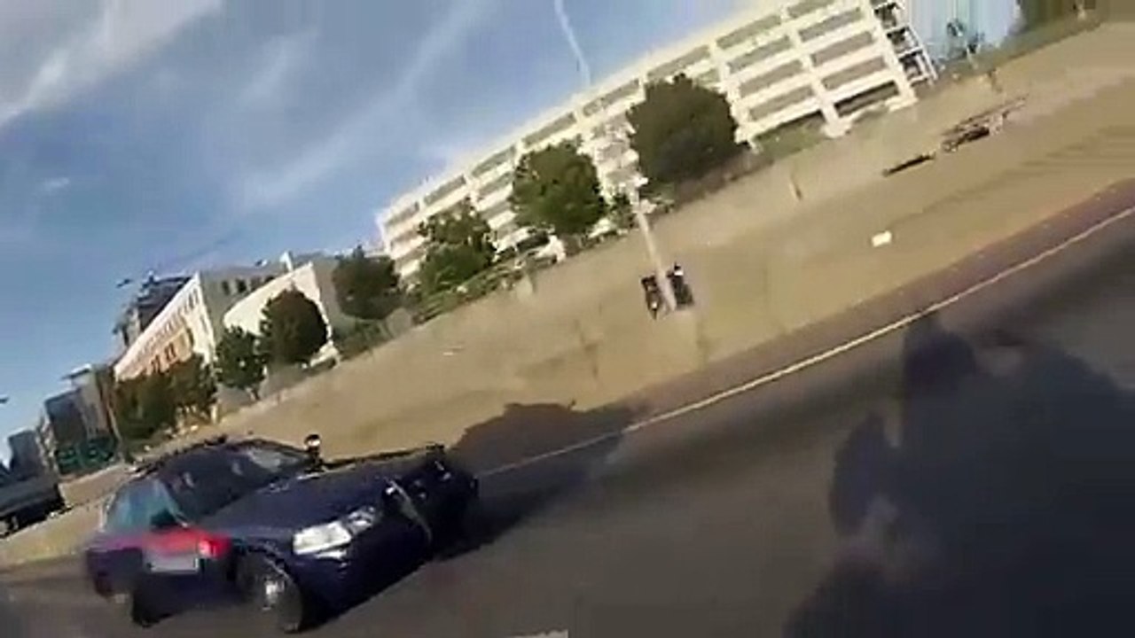 Un policier demande à un motard de faire une roue arrière