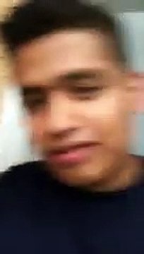 Une fille boit du Pepsi pour la première fois