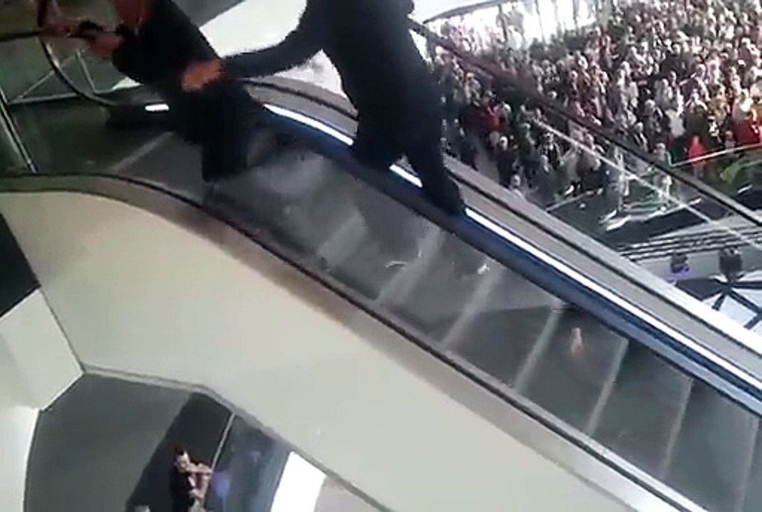 Deux vieux prennent un escalator en sens inverse pour un hamburger