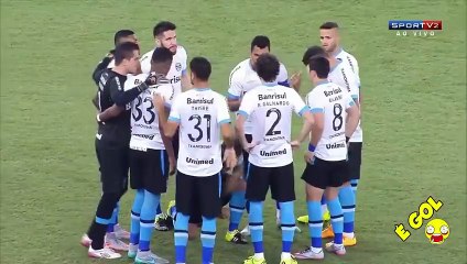 Un footballeur brésilien fait pipi sur le terrain