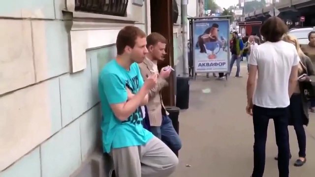 Нагло спросил прикурить и получил в голову