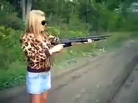 Вот это прикол!Блондинка с ружьём!!!