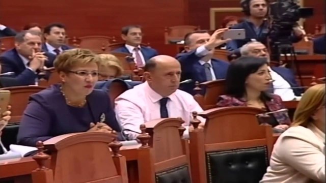 Komedi në kuvend, Rama i liron foltoren Berishës