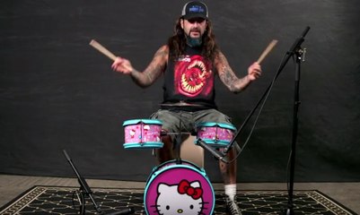 Mike Portnoy détruit une batterie Hello Kitty pour enfant
