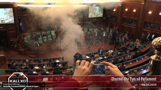 Des députés kosovars lancent des fumigènes au parlement