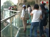 Tourists flee as new Glass Walkway 900m in the Air cracks