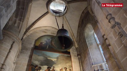 Basilique de Guingamp. La cloche Marie-Louise Mathias  fait du rappel ...