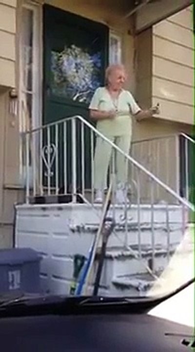 Voici la vidé de la mamie qui a eu plus de 03 millions de vues en l espace d un mois