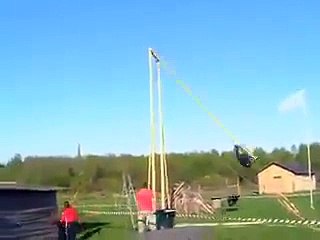 Ce taré essaie de faire un tour complet sur cette balanç gບ!