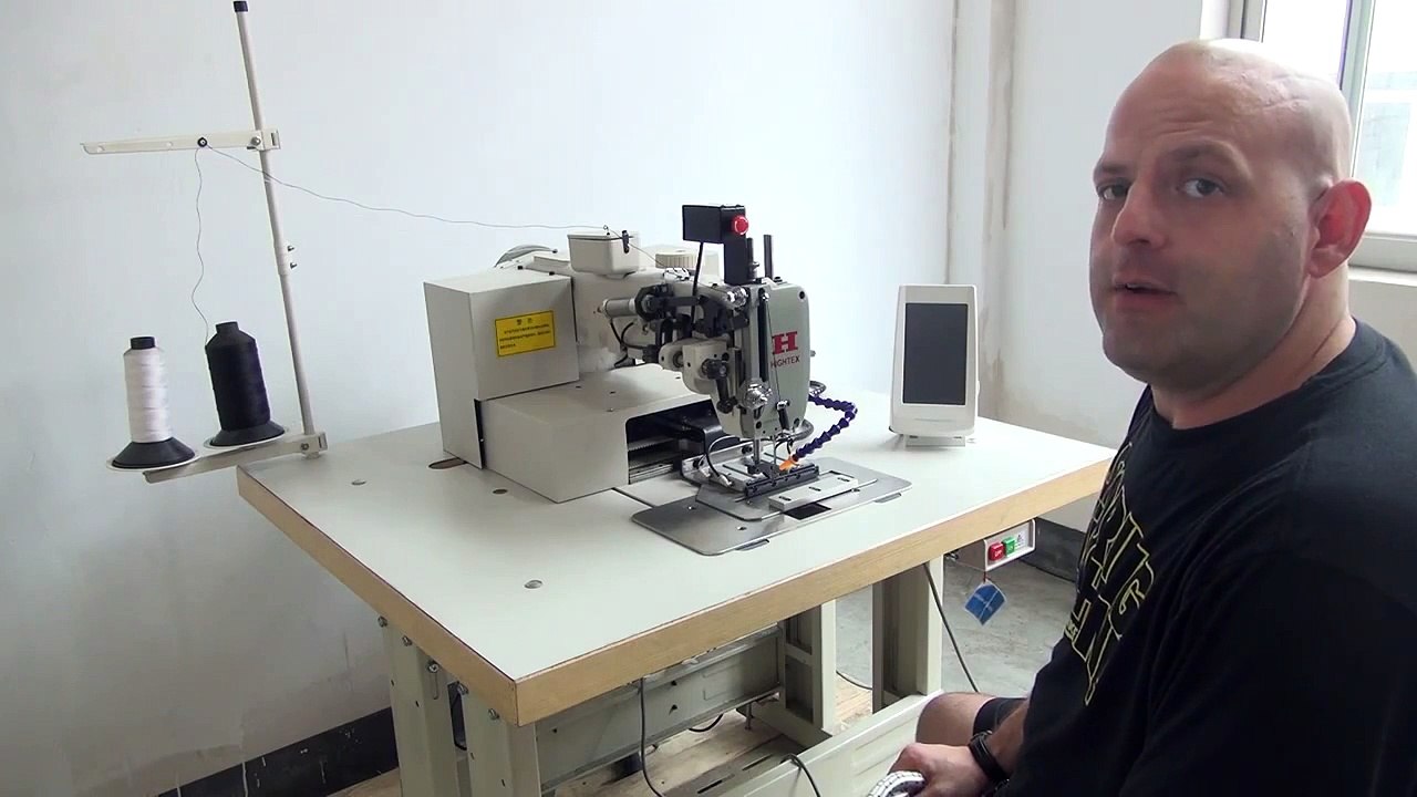 Maquina de coser automatizada para cuerdas y cordines con terminaciones cosidas