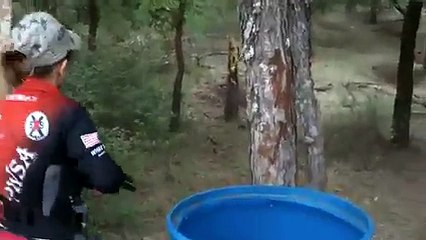 Cette Gamine de 13 Ans qui Maîtrise parfaitement les Armes