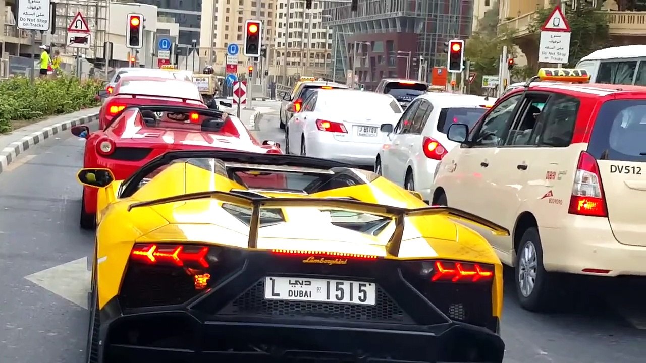 Il accélère au feu rouge et met le feu à sa Lamborghini Aventador Roadster