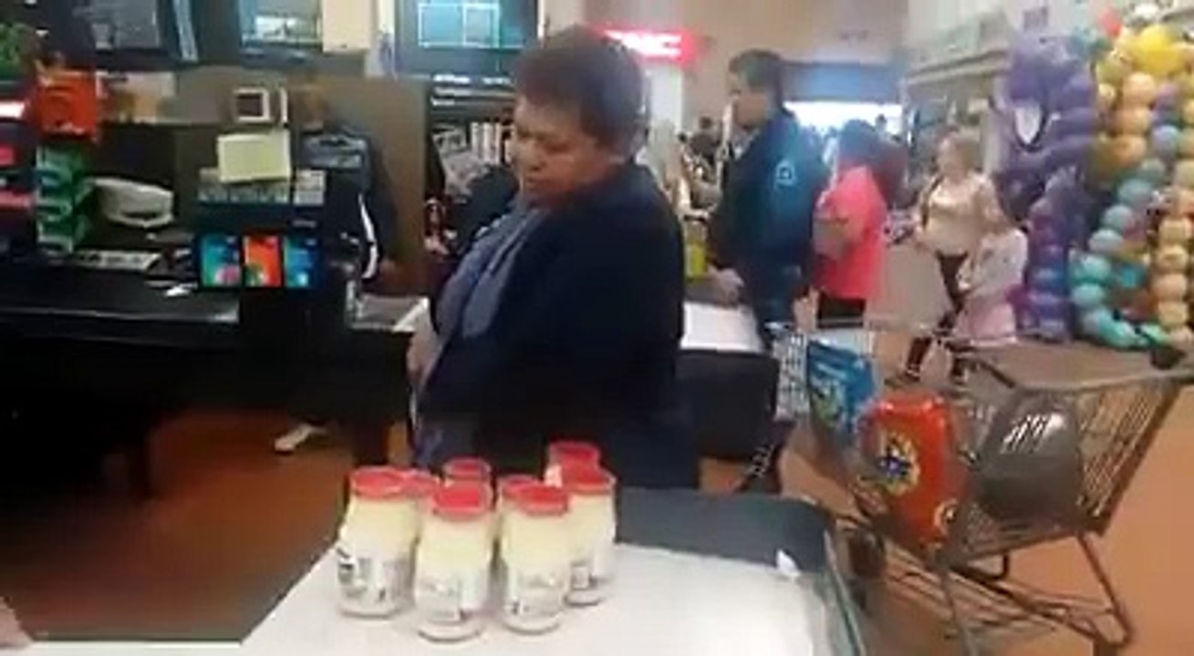 Elle cache une quantité incroyable de nourriture dans ses poches