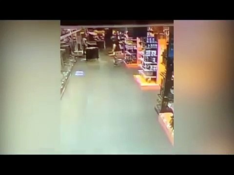 L'employé du mois : il réalise un parfait tacle glissé pour arrêter un voleur