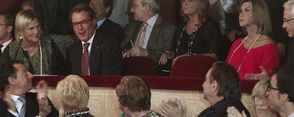 'Visca el president!' i aplaudiments per rebre Mas al Liceu