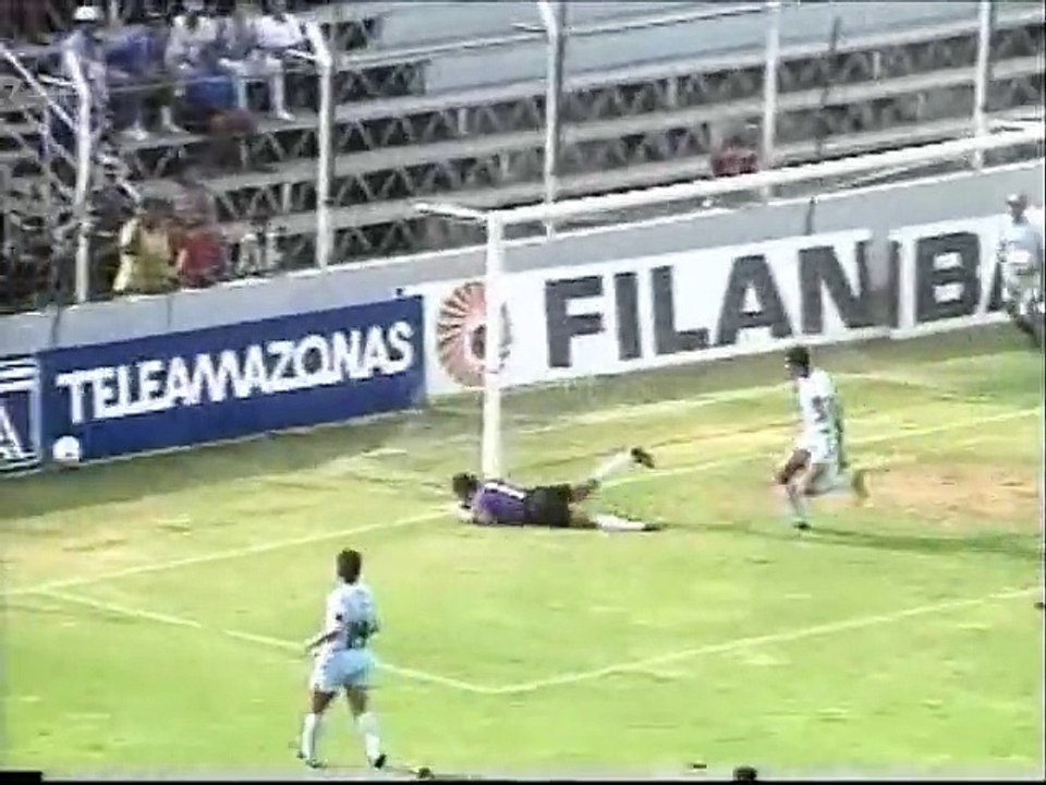 Emelec 8 - Nueve de Octubre 0 - (Resumen del partido 8 Octubre 1995)