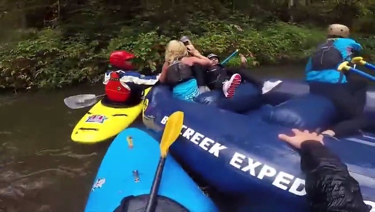 Deux soeurs se battent sur un canoë en pleine balade en rafting