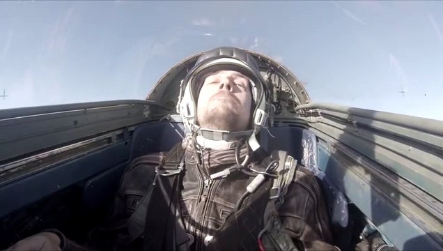 Un passager d'un avion de chasse s'évanouit en plein vol à une force de 8G