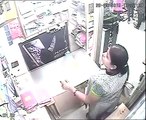 CCTV Video- Lady Steals A Smartphone & Walks Away; Dear Vendors, Please Be Cautious