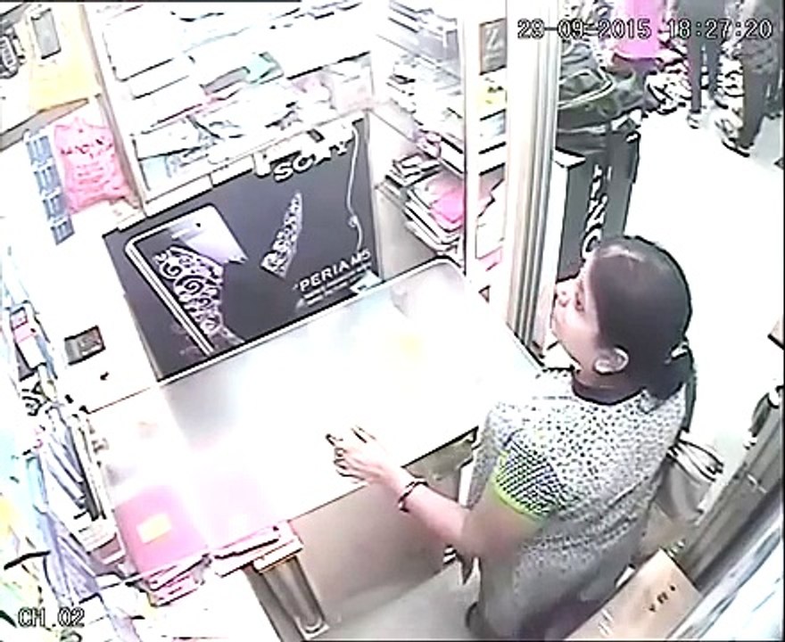 CCTV Video- Lady Steals A Smartphone & Walks Away; Dear Vendors, Please Be Cautious