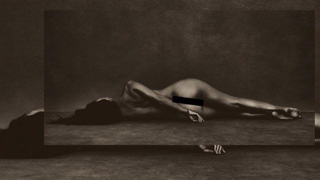 Kourtney Kardashian poses completely nude