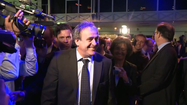 Blatter e Platini são suspensos e Fifa tem presidente interino