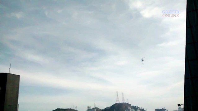 Helicóptero ajuda no combate a incêndio em morro de Vitória