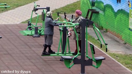 Бабушки исполняют на тренажерах!