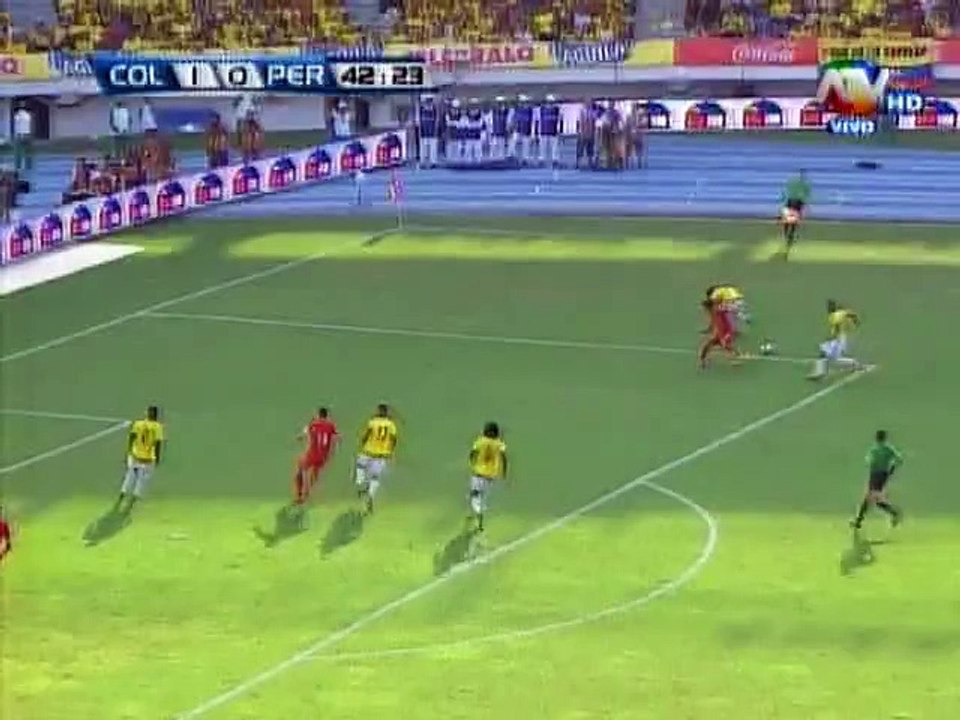 Amarilla a Teo Gutiérrez por falta sobre Carrillo