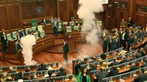 Kosovo: du gaz lacrymogène au Parlement pour dénoncer un accord