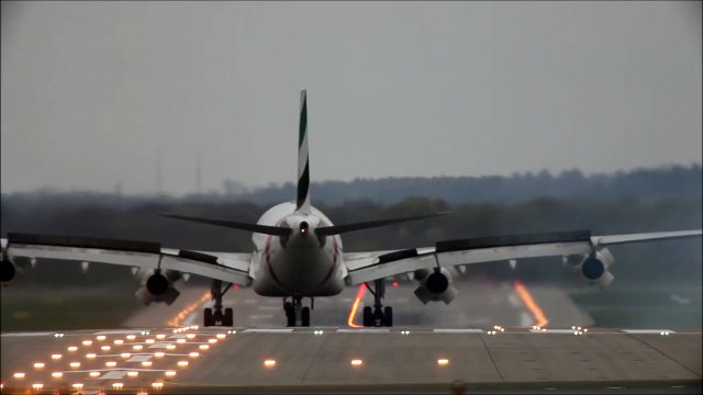 Emirates Airbus A340 and Air Berlin A330 close up crosswind landing at Düsseldorf HD