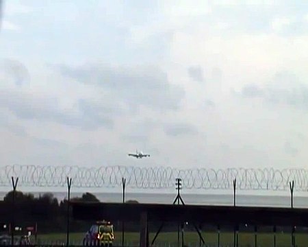 Emirates Airbus A380 CROSSWIND Landing Manchester Airport. 23R A6 - EDP