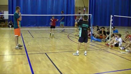 Le double impact : exercice Bad pour jeunes et débutants.