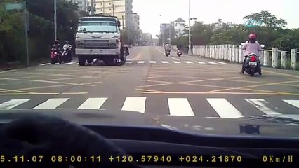 Motosikletli kamyonun altında kaldı