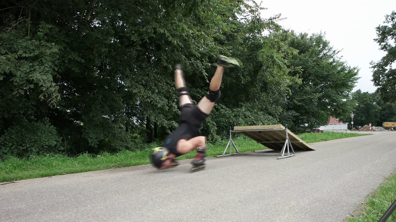 Ce gars fait du roller sur les mains. Dingue!