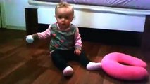Süßes Baby krabelt über den Boden sehr süßes Baby cute baby
