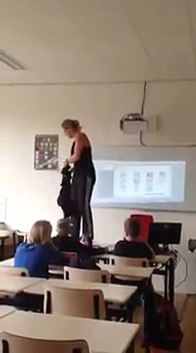 Une enseignante retire ses vêtements en classe