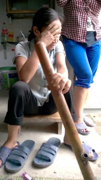 اتنا بڑا سگار کسی لڑکی کو پیتے ہوئے شاید آپ نے پہلے نہ دیکھا ہو ۔۔ مگر اس کا انجام بڑا درد ناک ہوا