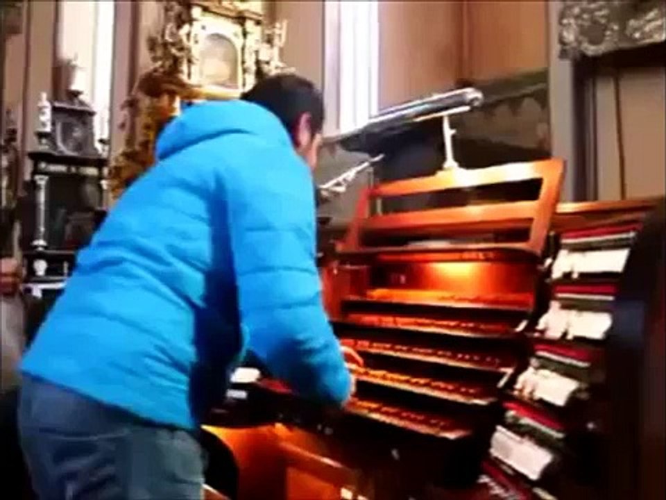 Kilisede Ankara 'nın Bağlarını Çalan Türk :)