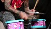 Le batteur Mike Portnoy s'amuse sur une batterie Hello Kitty - Reprise de Metallica, Slayer, Kiss