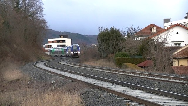 DUO d'AGC en provenance du MONT-DORE, arrivent à CLERMONT-FERRAND, PN rue Riquet, 21-02-2015.